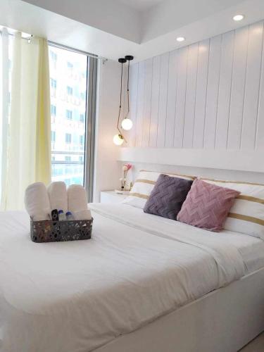 Letto o letti in una camera di Azure Paranaque Staycation by The Lush - Bahamas