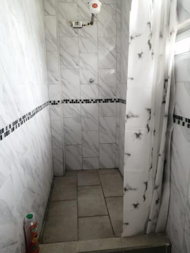 a bathroom with a shower with black stars at Green Haven Ecolodge Lligua in Baños