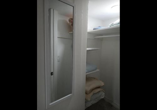 Postel nebo postele na pokoji v ubytování "Cozy Basement Retreat Just 40 Minutes to NYC!"