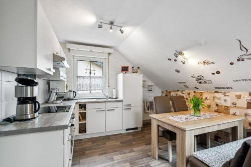 Dapur atau dapur kecil di Schönes Appartement in Lutzerath mit Garten, Terrasse und Grill