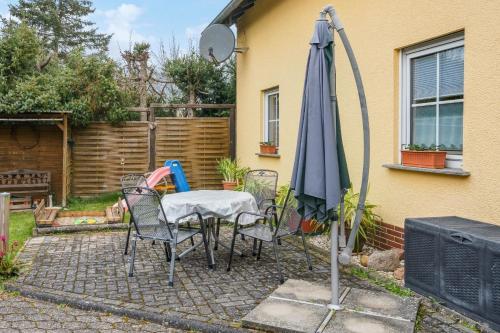 Taman di luar Schönes Appartement in Lutzerath mit Garten, Terrasse und Grill