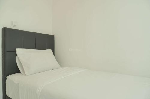 Postel nebo postele na pokoji v ubytování Restful and Comfy 2BR Tokyo Riverside PIK 2 Apartment By Travelio