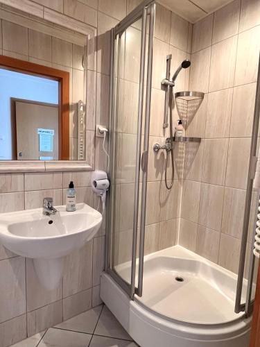 a bathroom with a shower and a sink at Apartamenty Nyskie in Zgorzelec