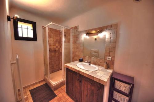 une salle de bain avec un lavabo et une douche dans l'établissement Le RAVAS, à Aups