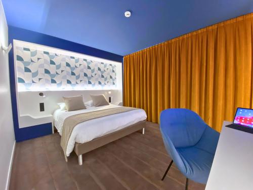 Brit Hotel Piscine & Spa - Fougèresにあるベッド
