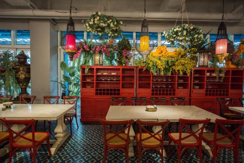 a restaurant with tables and chairs and flowers at Anna King Hotel in Chiayi City