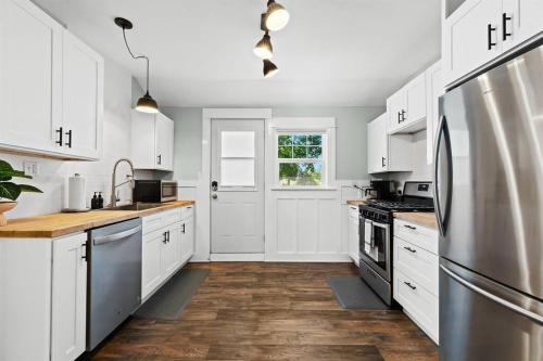Η κουζίνα ή μικρή κουζίνα στο New! 2BR near Lake at Anchor Bay