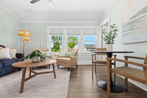 Χώρος καθιστικού στο New! 2BR near Lake at Anchor Bay