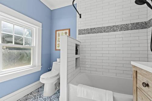 Ένα μπάνιο στο New! 2BR near Lake at Anchor Bay
