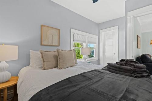 Ένα ή περισσότερα κρεβάτια σε δωμάτιο στο New! 2BR near Lake at Anchor Bay