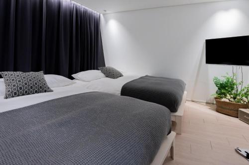 Ένα ή περισσότερα κρεβάτια σε δωμάτιο στο BIBI House In Hongdae
