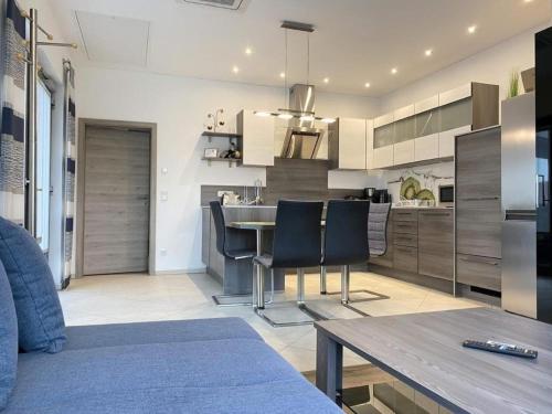 a kitchen and dining room with a table and chairs at Ferienwohnung in Heselbach mit Grill, Whirlpool und Garten in Wackersdorf