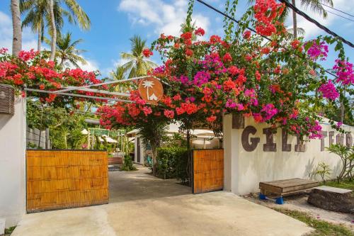 un ramo de flores colgando de un edificio en Gili Tenda, en Gili Trawangan