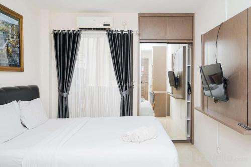 Postel nebo postele na pokoji v ubytování Homey and Comfact Studio at Medina Apartment By Travelio
