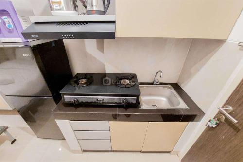 Η κουζίνα ή μικρή κουζίνα στο Cozy and Modern Studio at Serpong Garden Apartment By Travelio