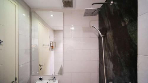 Bilik mandi di Simple and Modern Studio (No Kitchen) Anderson Supermall Mansion Apartment By Travelio