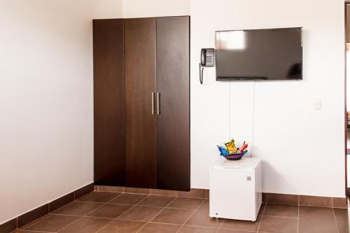 TV a/nebo společenská místnost v ubytování Hotel Casa Suite Curiti