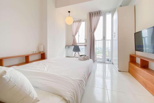 Un ou plusieurs lits dans un hébergement de l'établissement Cozy Living Studio at Tokyo Riverside PIK 2 Apartment By Travelio