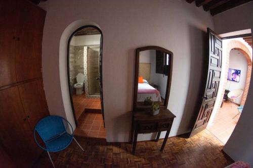 Un pat sau paturi într-o cameră la Casa MORELOS Morelia Mich Centro historico