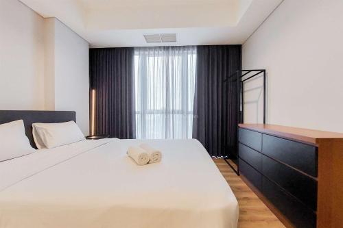 Postel nebo postele na pokoji v ubytování Cozy and Elegant 1BR The Smith Alam Sutera Apartment By Travelio