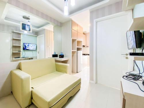 Μια τηλεόραση ή/και κέντρο ψυχαγωγίας στο Homey Apartment with 1BR at Parahyangan Residence By Travelio
