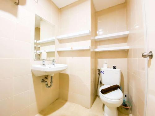 Ένα μπάνιο στο Homey Apartment with 1BR at Parahyangan Residence By Travelio