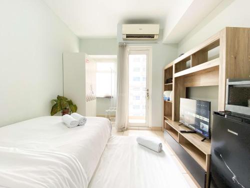 Katil atau katil-katil dalam bilik di Comfy Studio Springlake Summarecon Bekasi Apartment By Travelio