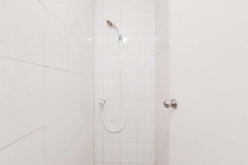 Ένα μπάνιο στο Simply and Homey Studio at Poris 88 Apartment By Travelio