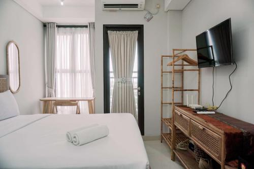 Postel nebo postele na pokoji v ubytování Homey and Enjoy Living Studio Transpark Bintaro Apartment By Travelio