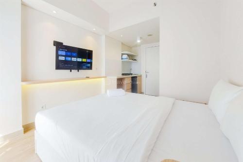 Ένα ή περισσότερα κρεβάτια σε δωμάτιο στο Simply and Homey Studio at Poris 88 Apartment By Travelio