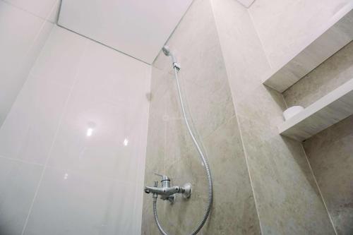 Koupelna v ubytování Homey and Enjoy Living Studio Transpark Bintaro Apartment By Travelio
