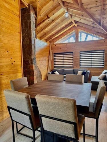 a dining room with a table and chairs at Cabaña Rincón del Bosque en Durango in Llano Grande