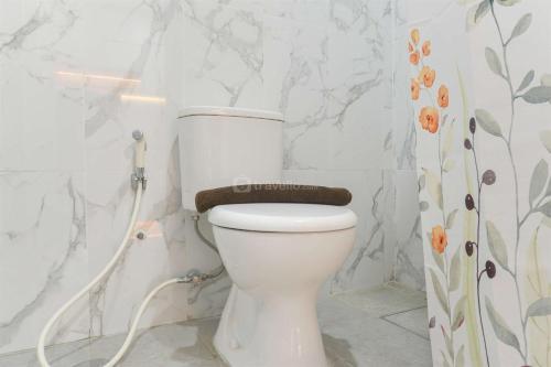 Ένα μπάνιο στο Good Choice Studio Apartment Anwa Residence Bintaro By Travelio