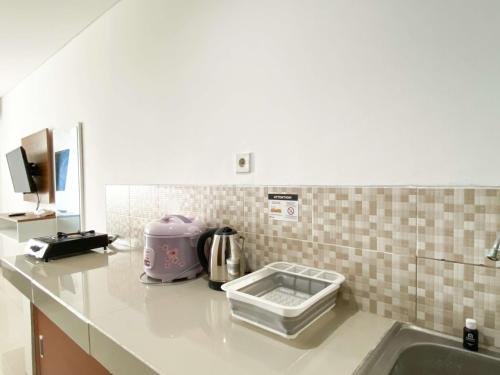 Dapur atau dapur kecil di Minimalist Studio at Enviro Apartment By Travelio