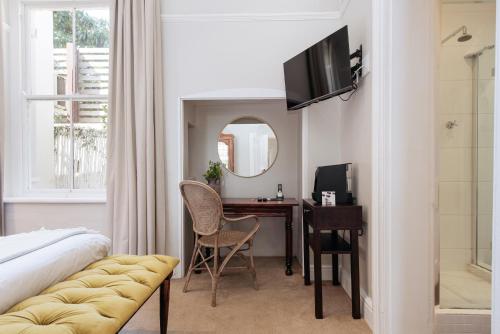 Televisyen dan/atau pusat hiburan di River Manor Boutique Hotel by The Living Journey Collection