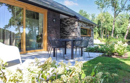 Taman di luar Cozy Home In Ijhorst With Kitchen