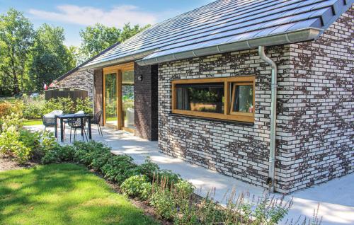 Taman di luar Cozy Home In Ijhorst With Kitchen