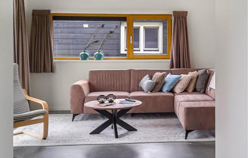 Ruang duduk di Cozy Home In Ijhorst With Kitchen