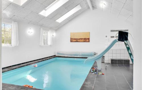 basen ze zjeżdżalnią w pokoju w obiekcie Pet Friendly Home In Idestrup With Wifi w mieście Bøtø By