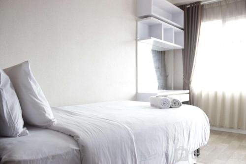 Ένα ή περισσότερα κρεβάτια σε δωμάτιο στο Nice View Studio Apartment at Harvard Jatinangor near IPDN By Travelio