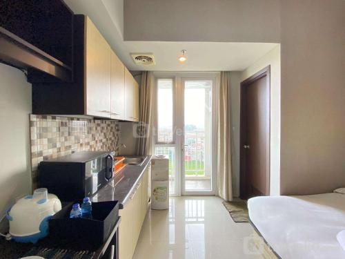 Dapur atau dapur kecil di Cozy Studio Room No Kitchen at Skyland City Jatinangor Apartment By Travelio