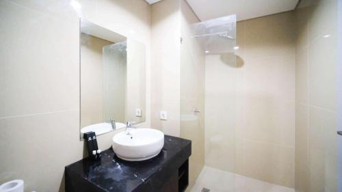 Koupelna v ubytování Tidy and Spacious 2BR at Grand Sungkono Lagoon Apartment By Travelio