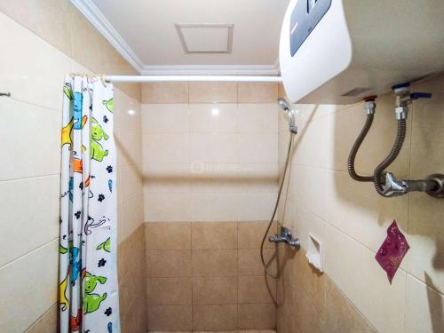 Ένα μπάνιο στο Nice and Strategic 2BR at Grand Setiabudi Apartment By Travelio