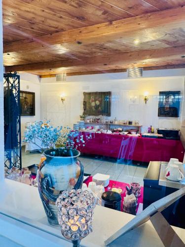 eine große Vase auf einem Tisch in einem Zimmer in der Unterkunft Villa Helvetia in Târgu Mureș