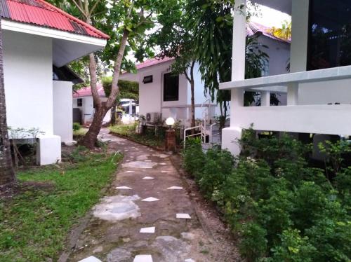 a path in front of a house at LayTrang Pakmeng Marina Spa and Resort in Trang