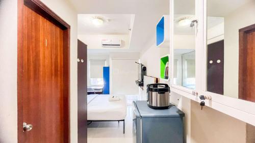 Η κουζίνα ή μικρή κουζίνα στο Simply Design Studio Apartment at Vida View Makassar By Travelio