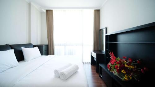Tempat tidur dalam kamar di Nice and Spacey 1BR at The Via and The Vue Apartment By Travelio