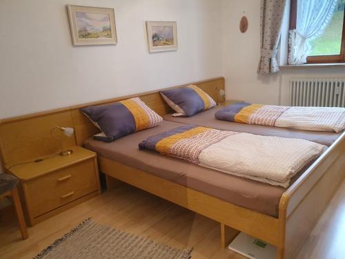 - 2 lits avec des oreillers dans une chambre dans l'établissement Ferienwohnung Allgäu, à Missen-Wilhams