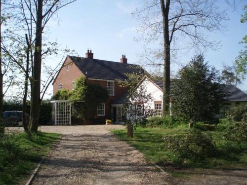 une grande maison avec une allée en face de celle-ci dans l'établissement The Hall Farm Bed And Breakfast, à Tilbrook