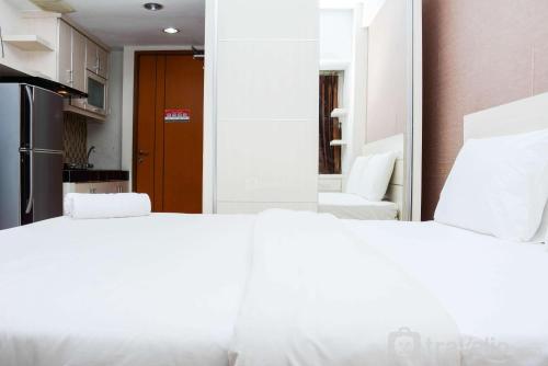 Ένα ή περισσότερα κρεβάτια σε δωμάτιο στο Strategic and Comfy Studio Apartment at Margonda Residence 5 By Travelio